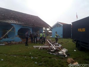 Polisi Bersihkan Puing Pos TNI AU Ujung Genteng yang Dirusak Massa Polisi Bersihkan Puing Pos TNI AU Ujung Genteng yang Dirusak Massa