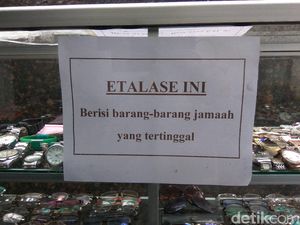 Di Masjid Ini, Jam hingga HP yang Tertinggal Dipajang di Etalase