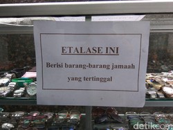 Di Masjid Ini, Jam hingga HP yang Tertinggal Dipajang di Etalase
