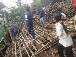 Mbah Tumi Selamat Saat Tanah Longsor Hancurkan Rumahnya