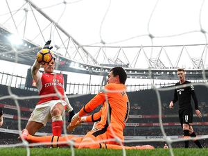 Wenger Tanggapi Gol Handball Sanchez