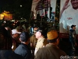 Pemkot Jakarta Timur Copot Atribut Kampanye Cagub Cawagub DKI
