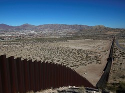 2 Bocah Ekuador Dijatuhkan dari Tembok 4,2 Meter di Perbatasan AS-Meksiko