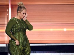 Kasihan! Pita Suaranya Rusak, Adele Harus Belajar Bahasa Isyarat