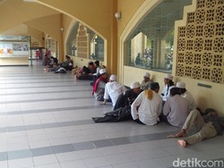 Habib Rizieq Diperiksa, Massa Kawal Ulama Padati Pusdai Jabar