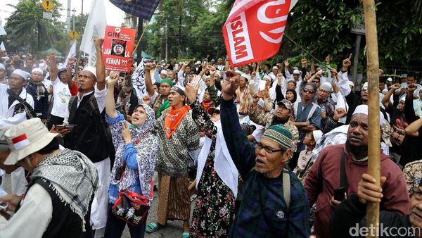Massa Kontra-Ahok di Sidang ke-10