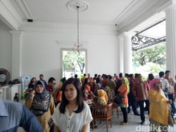 Ahok dan Djarot Masuk Kerja, Begini Penampakan Warga di Balai Kota