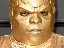 Tak Dikenali, CeeLo Green Tampil Seperti Robot Emas di Grammy Awards
