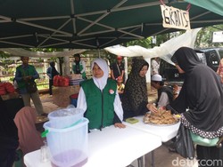 Ibu-ibu Ini Bagi Makanan Gratis di Depan Gedung Persidangan Ahok