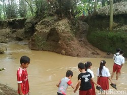 Jembatan Kayu Roboh, Siswa di Grati Lintasi Sungai untuk Sekolah