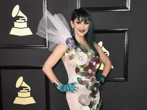 Unik, Penyanyi Bergaun Puluhan Keping CD di Grammy Awards Unik, Penyanyi Bergaun Puluhan Keping CD di Grammy Awards