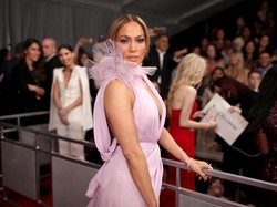 Foto: Seksinya J-Lo Pakai Gaun Berbelahan Dada Rendah di Grammys
