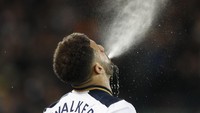 Ekspresi frustrasi Kyle Walker saat Tottenham Hotspur kebobolan gol oleh Liverpool. (Foto: Reuters / Carl Recine Livepic)