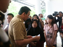 Ahok Terima Curhat Warga di Balai Kota Sebelum Jalani Sidang