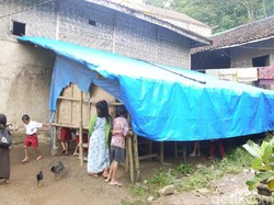 Ada SD Beratap Terpal dan Beralas Tanah di Kabupaten Bogor