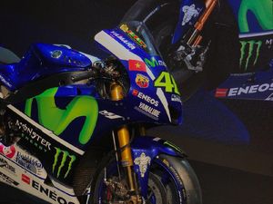 Ada Bendera Vietnam Mini di Motor Rossi dan Vinales di Musim Ini