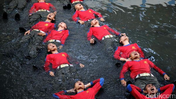 Manfaatkan Bersihnya Aliran Kali Menteng