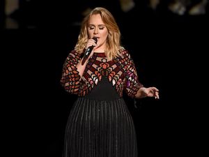 Teteskan Air Mata, Adele Terima Piala Album of the Year Teteskan Air Mata, Adele Terima Piala Album of the Year