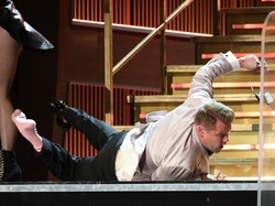 Jatuh dari Tangga, James Corden Tampil Jenaka di Grammy 2017