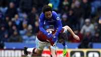 Joey Barton berusaha menghentikan serangan Willian. Dalam pertandingan ini, Chelsea tampil dominan sejak awal hingga akhir. Pool/Phil Noble/Reuters/detikFoto.