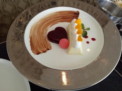 Asyiknya Menikmati Skywalk Dinner dengan Pasangan di Ketinggian Lantai 18