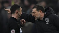 Slaven Bilic mengonfrontasi wasit saat West Ham United bermain imbang 2-2 dengan WBA. (Foto: Reuters / Tony OBrien Livepic)