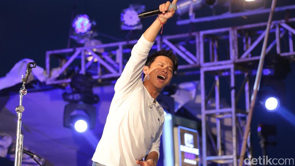 Seru-seruan Bersama NOAH di Sunset Concert Gili Trawangan Seru-seruan Bersama NOAH di Sunset Concert Gili Trawangan