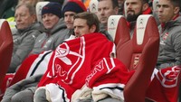 Cuaca London masih sangat dingin di Februari ini. Nacho Monreal harus membungkus tubuhnya dengan selimut di kursi cadangan Arsenal. (Foto: Reuters / John Sibley Livepic)