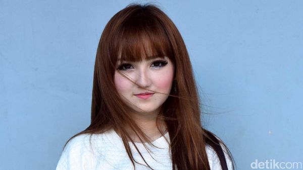 Whuzz! Saat Rambut Barbie Cikarang Tertiup Angin