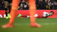 Alexis Sanchez terjatuh di atas rumput Emirates Stadium. Dia mencetak dua gol yang memberi The Gunners kemenangan 2-0 atas Hull City. (Foto: Reuters / Dylan Martinez Livepic)
