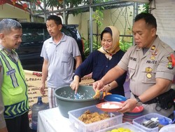 Jelang Pencoblosan, Polsek Tambora Buat Dapur Umum untuk Brimob