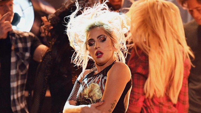 Kenapa Lady Gaga Harus Tampil Lagi di Grammy Awards 2018?