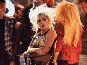 Kenapa Lady Gaga Harus Tampil Lagi di Grammy Awards 2018?