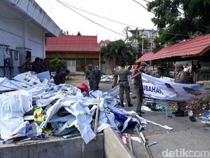 Satpol PP Copot Ribuan Alat Peraga Kampanye di 12 Kecamatan di Bekasi