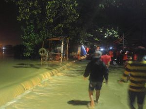 Sungai BKT Meluap, Sawah Besar Semarang Banjir dengan Arus Deras
