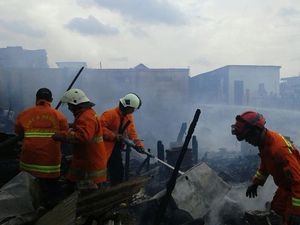 Kebakaran di Jakut Padam, 25 Rumah Petak Terbakar