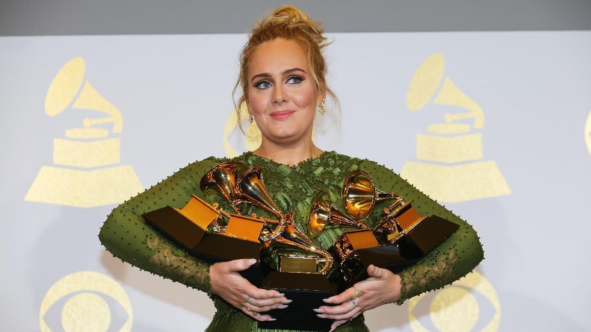 Adele membantu Mauricio Pochettino belajar bahasa Inggris (REUTERS/Mike Blake)