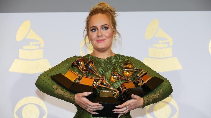 Adele membantu Mauricio Pochettino belajar bahasa Inggris (REUTERS/Mike Blake) Adele membantu Mauricio Pochettino belajar bahasa Inggris (REUTERS/Mike Blake)