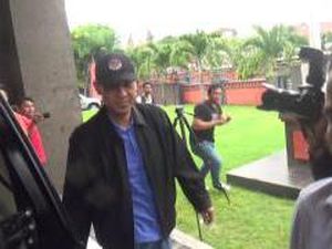 Diantar Teman dengan Alphard, Munarman Penuhi Panggilan Polda Bali