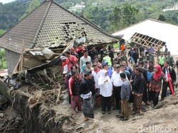 Mensos Kunjungi Lokasi Longsor Bangli, Beri Bantuan Rp 770 Juta
