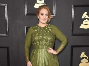 Butuh 1.600 Jam untuk Membuat Gaun Grammy Adele Butuh 1.600 Jam untuk Membuat Gaun Grammy Adele
