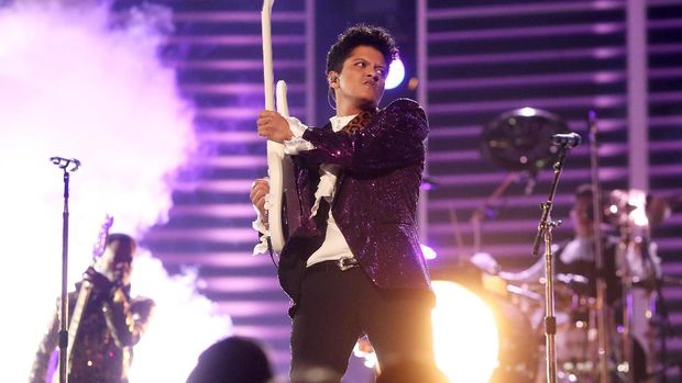 LOS ANGELES, CA - FEBRUARY 12: Musician Bruno Mars during The 59th GRAMMY Awards at STAPLES Center on February 12, 2017 in Los Angeles, California.   Christopher Polk/Getty Images for NARAS/AFP