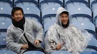 Hujan tak menghalangi suporter untuk mendukung tim kesayangan. Dua suporter ini menggunakan jas hujan sebelum kick off laga Burnley dengan Chelsea. (Foto: Reuters / Phil Noble Livepic)