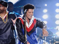 Jelang Thanksgiving, Bruno Mars Bagikan Makanan  pada  24.000 Orang di Hawaii