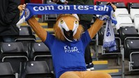 Suporter Leicester City datang ke Liberty Stadium menggunakan topeng rubah. Sayangnya, The Foxes menuntaskan laga dengan kekalahan 0-2. (Foto: Reuters / Paul Childs Livepic)