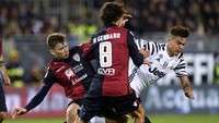 Paulo Dybala berusaha melewati pengawalan ketat Davide De Gennaro dan Nicolo Barella. Pool/Alberto Lingria/Reuters/detikFoto.