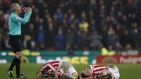 Marko Arnautovic dan Charlie Adam sama-sama terkapar di hadapan wasit saat  Stoke City mengalahkan Crystal Palace 1-0. (Foto: Reuters / Darren Staples Livepic)