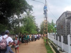 Seorang Pria Tewas di Tiang Listrik Dekat SMPN 2 Tangsel
