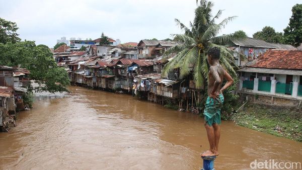 Bertahan di Bantaran Kali Ciliwung