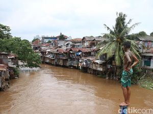 Bertahan di Bantaran Kali Ciliwung